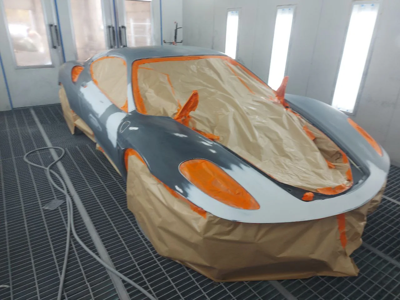 Dažymui paruoštas Ferrari su užmaskuotais langais ir žibintais