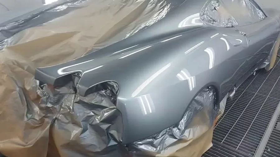 Sidabrinio Ferrari nudažyto paviršiaus vaizdo įrašas